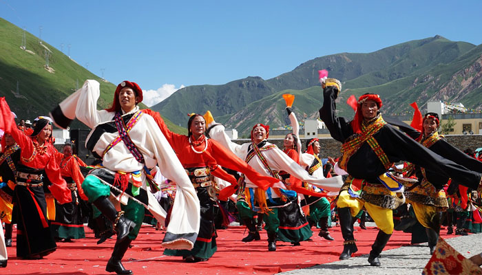 Performance in Yushu Horse Racing Festival