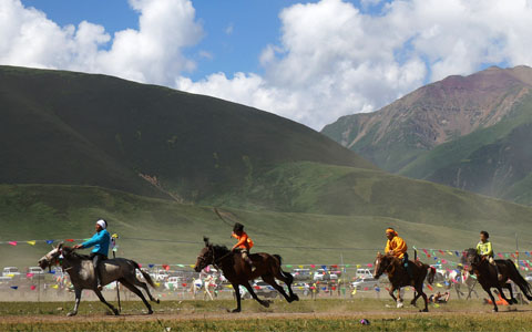 How to Enjoy the Horse Racing Festival while Touring Tibet?