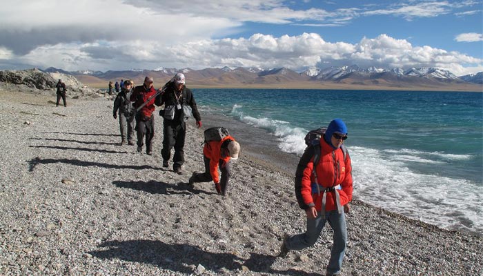 Hiking along the Lake Namtso
