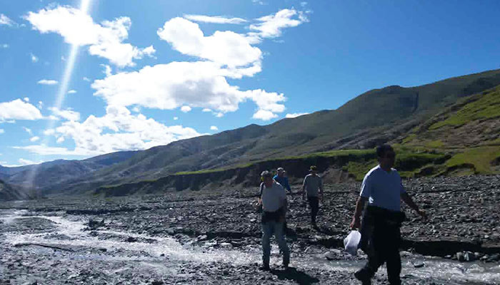  Trekking on the way 
