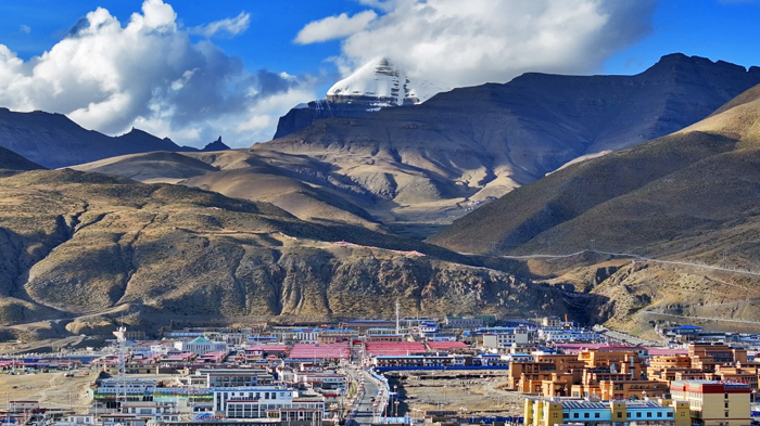 Darchen at the foot of Mount Kailash