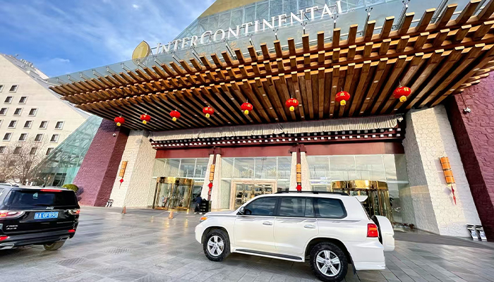 Taking a private car to InterContinental Lhasa Paradise