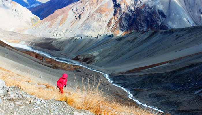 Trekking along the Annapurna circuit