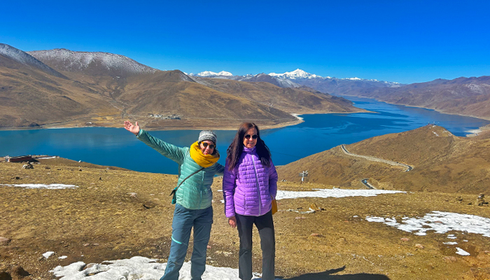 Turquoise waters of Yamdrok Lake in Tibet