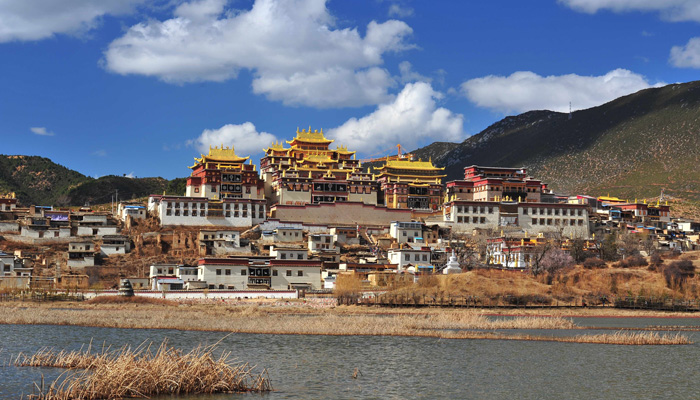 Shangri-La Ganden Sumtseling Monastery