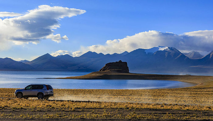  The road trip from Xinjiang to Tibet is extremely adventurous and mind boggling