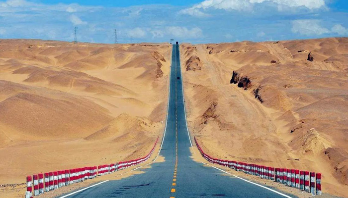 Xining-Tibet Highway through the Qaidam Basin
