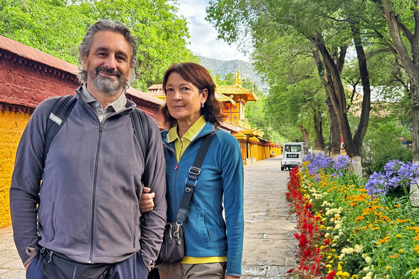 Visit Norbulinka in Lhasa