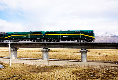Take the train from Xining to Lhasa