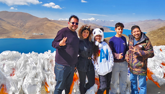 Yamdrok Lake photo with local Tibetan guide