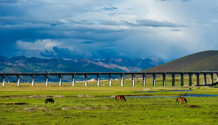 Beautiful scenery along the Qinghai-Tibet Railway Beautiful scenery along the Qinghai-Tibet Railway