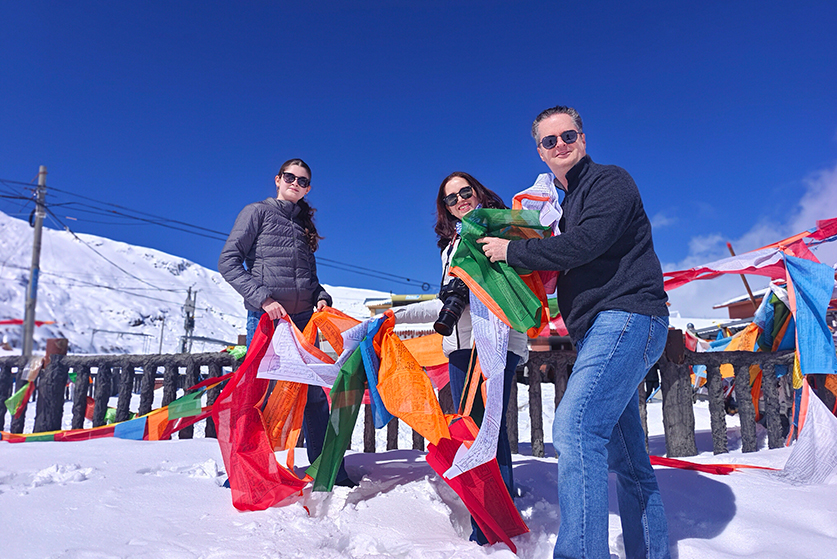 Beijing Tibet train tour guests with Tibetan prayer flags