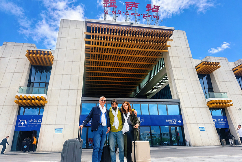 Guests arriving at Lhasa Railway Station