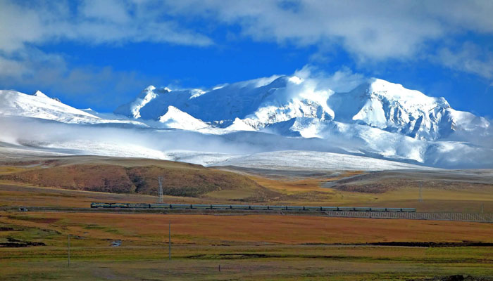 The Tibet train traverses the Kunlun Mountains