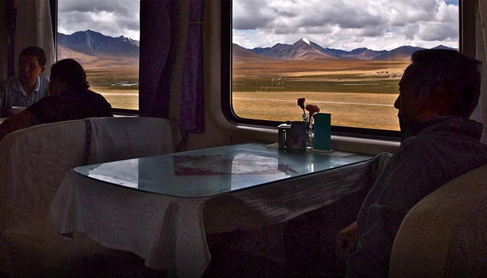 Tibet train is supplied with a dining car