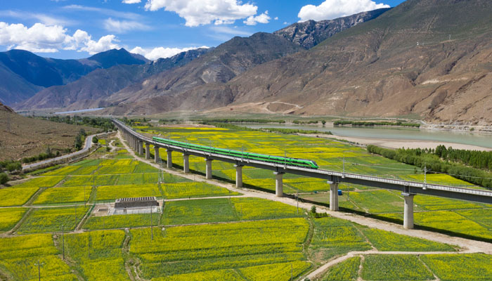 Lhasa to Nyingchi High-Speed train