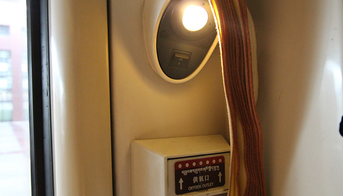 Oxygen outlet on Tibet train