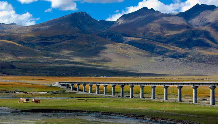 Enjoy unparalleled scenery along Qinghai-Tibet Railway