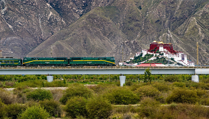 Taking the Tibet Train to Lhasa