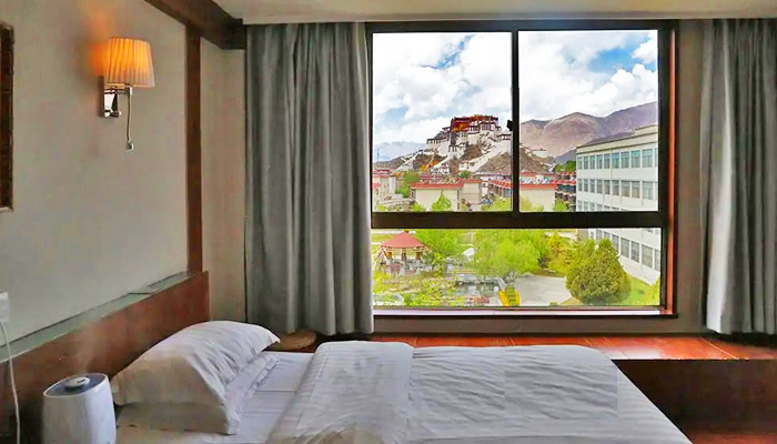 Hotel room with humidifier and oxygen in Lhasa