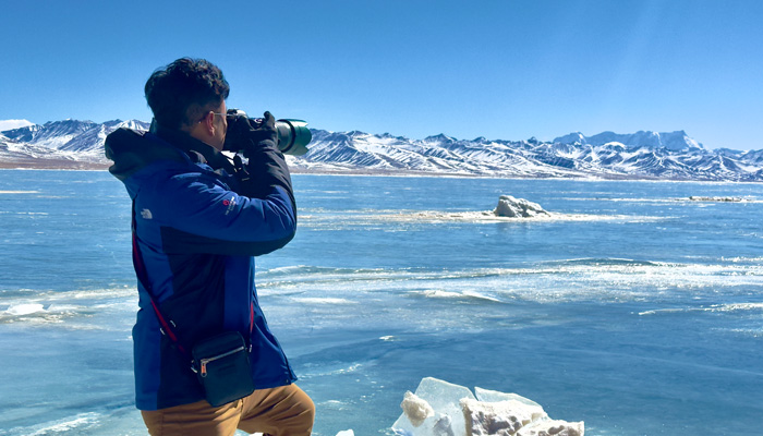 Take a photo at Namtso Lake in April