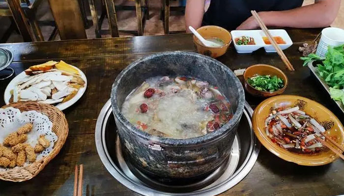 Nyingchi Lulang Stone Pot Chicken