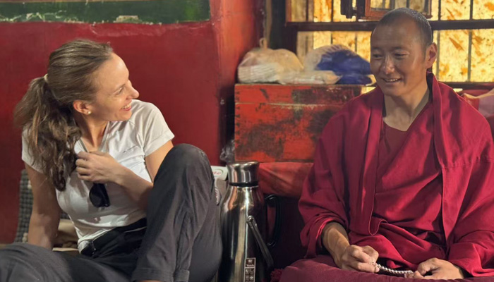 communicate with Tibetan monks