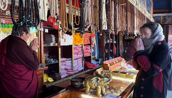 Guests shopping for Tibetan souvenirs in Lhasa