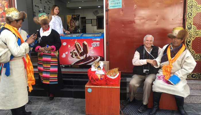 Talk with local Tibetan