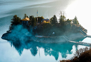 Nyingmapa Temple in the middle of Draksum Tso