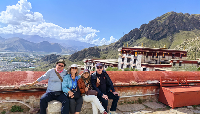 Dress modestly when visit Tibetan Monastery