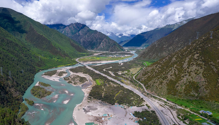 Lhasa-Nyingchi Expressway along the Niyang River