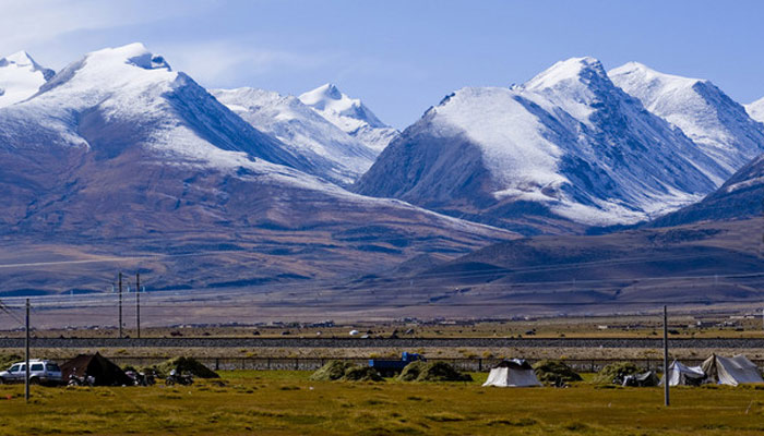 Nyenchen Tanglha Mountains