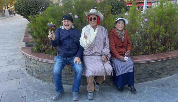 Lhasa tour with local Tibetan pilgrim