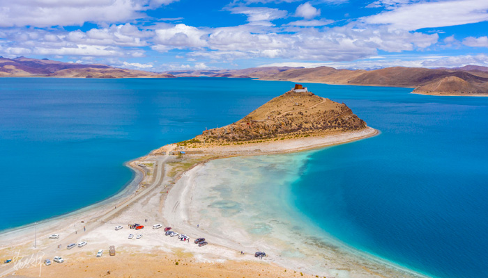 The Rutok Temple of Yamdrok Lake