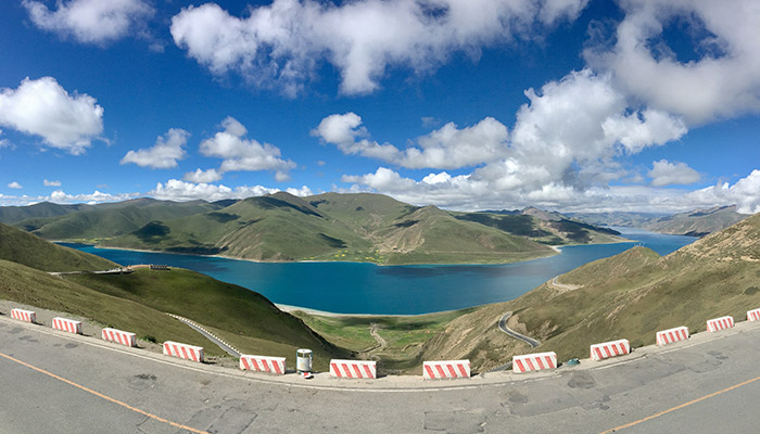   Yamdrok Lake 